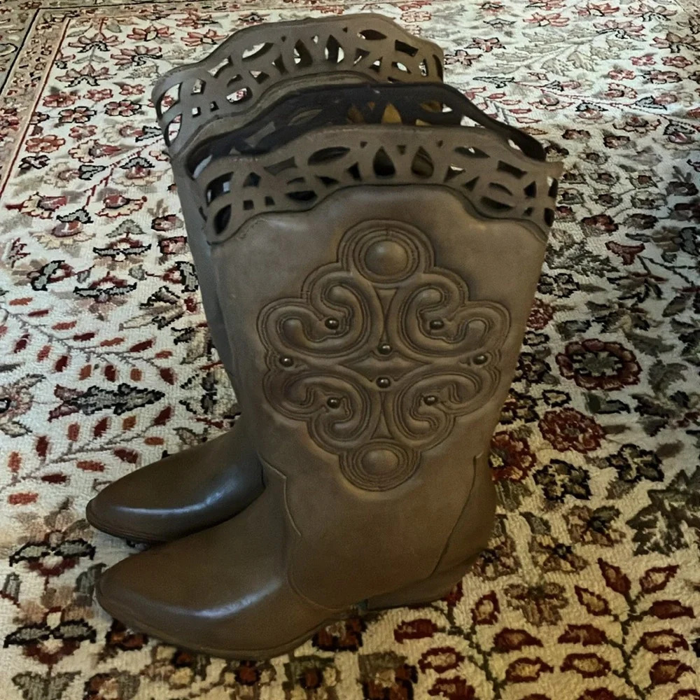 XOXO Womens Tan/Brown Western Cowgirl Boots. Faux Leather- Size 8. Preowned